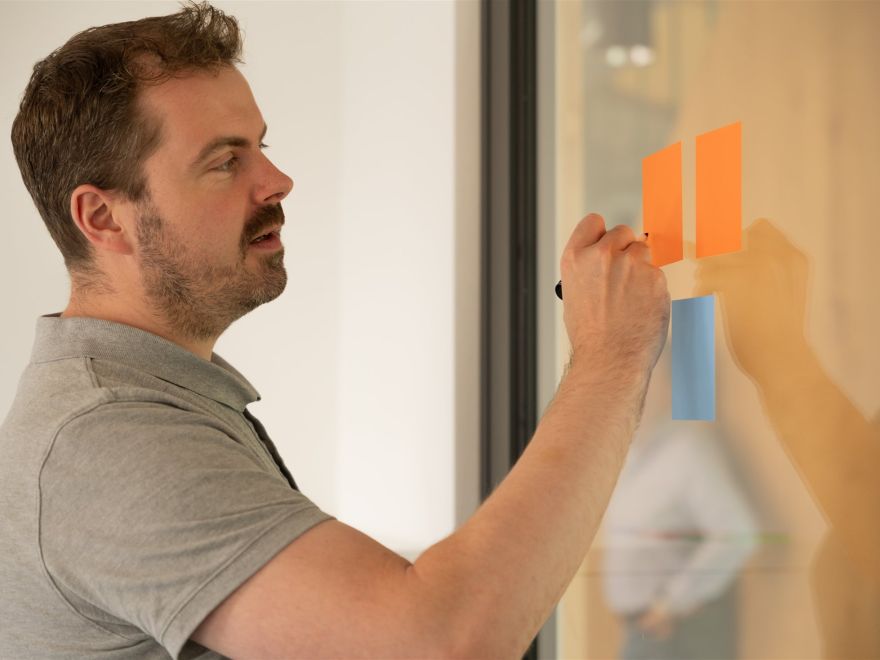 Benjamin Beloch am Whiteboard